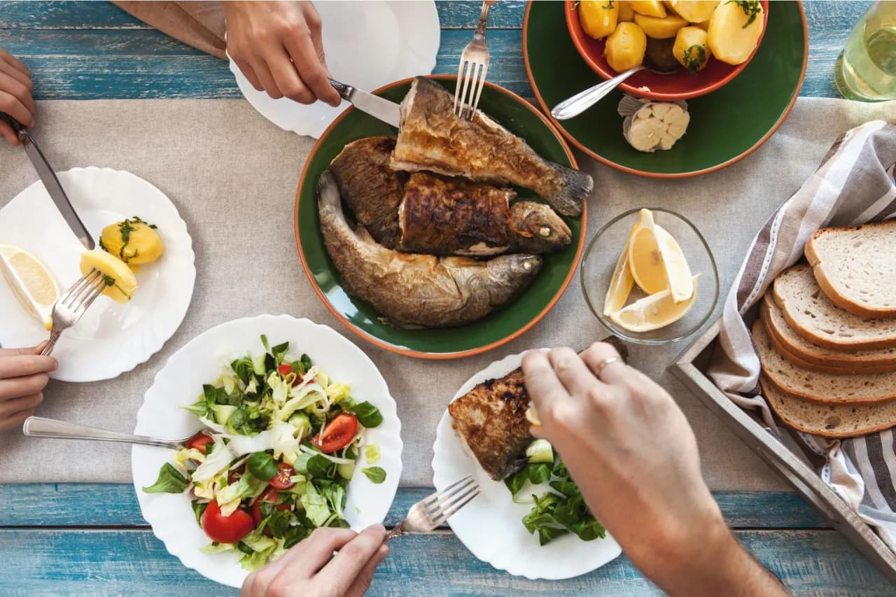 Jaką sałatkę do ryby wybrać, by zachwycić smakiem i świeżością?