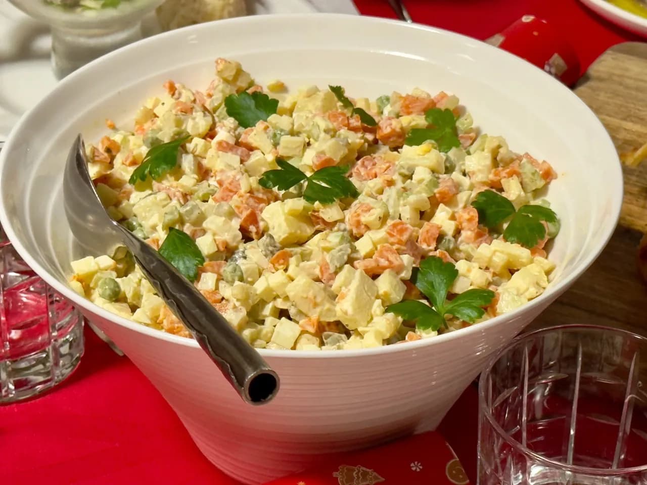 Co dodać do sałatki jarzynowej, aby zaskoczyć swoich gości?