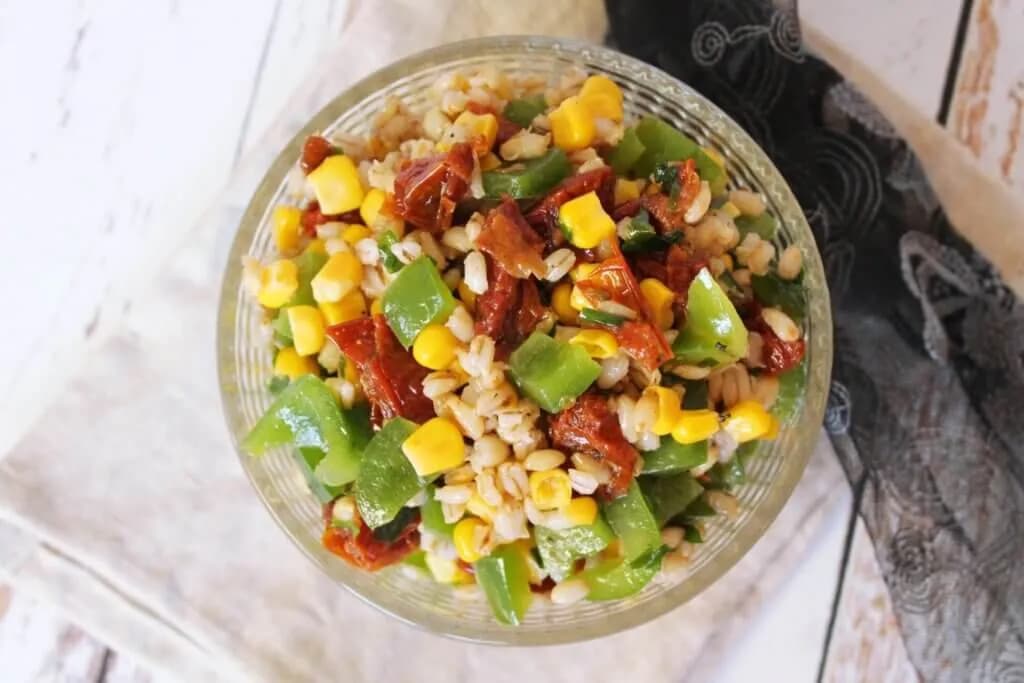 Co zamiast kukurydzy do sałatki? Poznaj pyszne i zdrowe zamienniki