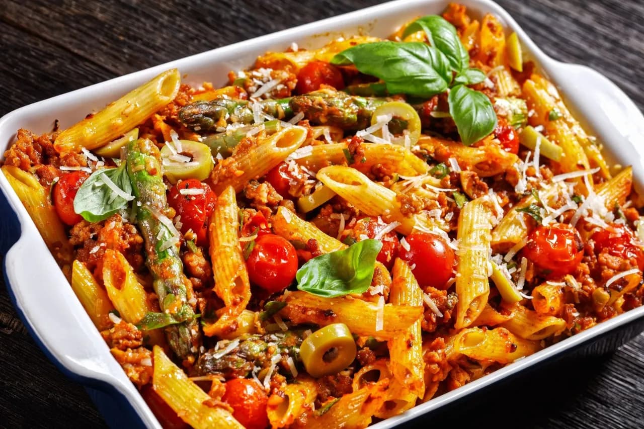Penne zapiekane w sosie pomidorowym – prosty przepis na smaczne danie