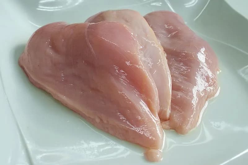 Ile może leżeć surowa pierś z kurczaka w lodówce, aby uniknąć zepsucia?