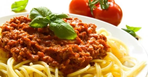Ile kcal ma spaghetti z mięsem mielonym? Sprawdź kaloryczność dania