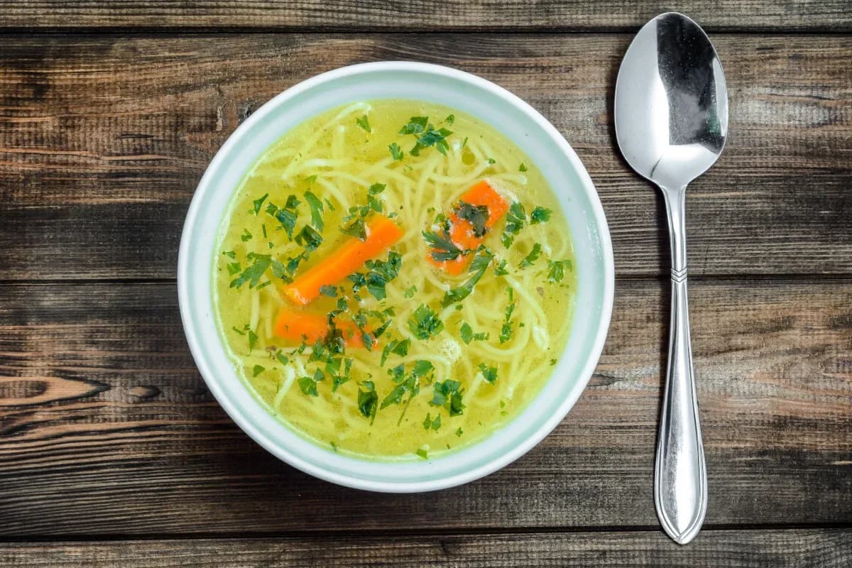 Czy rosół to zupa? Odkryj, co naprawdę oznacza ten klasyk