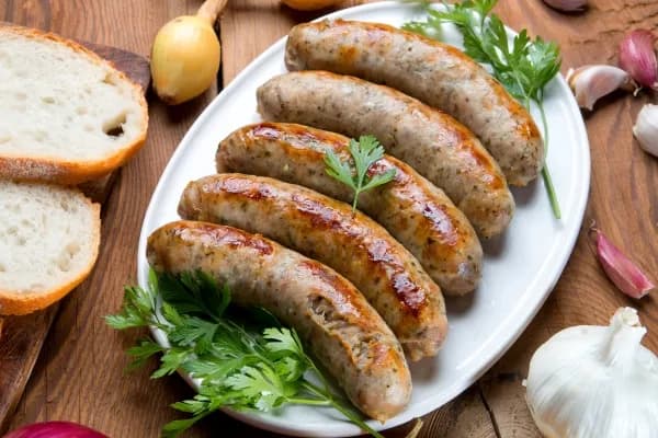 Ile wody na 1 kg kiełbasy? Odkryj idealną ilość dla smaku