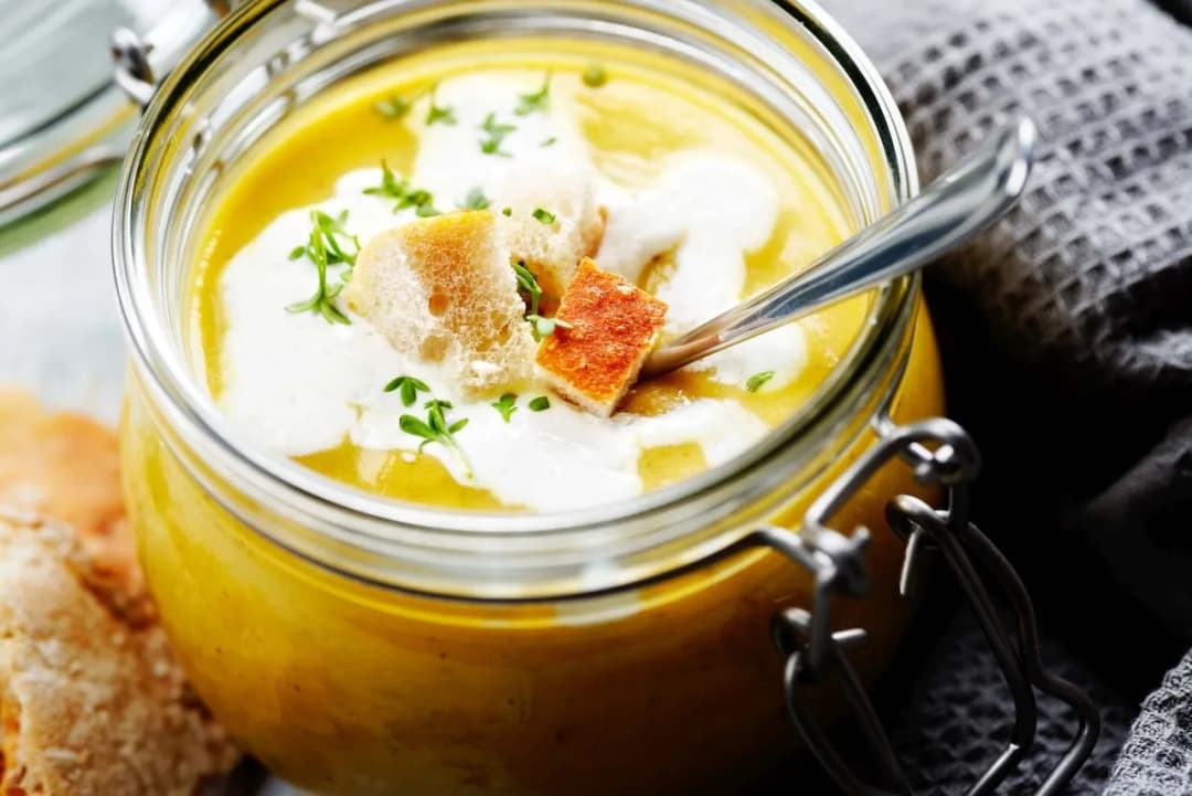 Ile może stać zupa w lodówce? Sprawdź, by uniknąć zepsucia