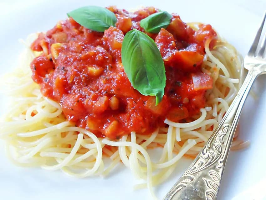Szybki sos pomidorowy do spaghetti z passaty - prosty przepis na smak