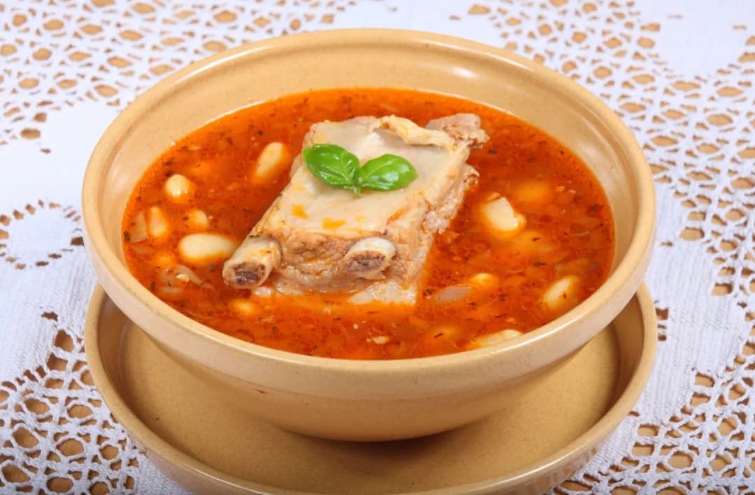 Wyjątkowe przepisy na zupę na żeberkach, które zachwycą smakoszy