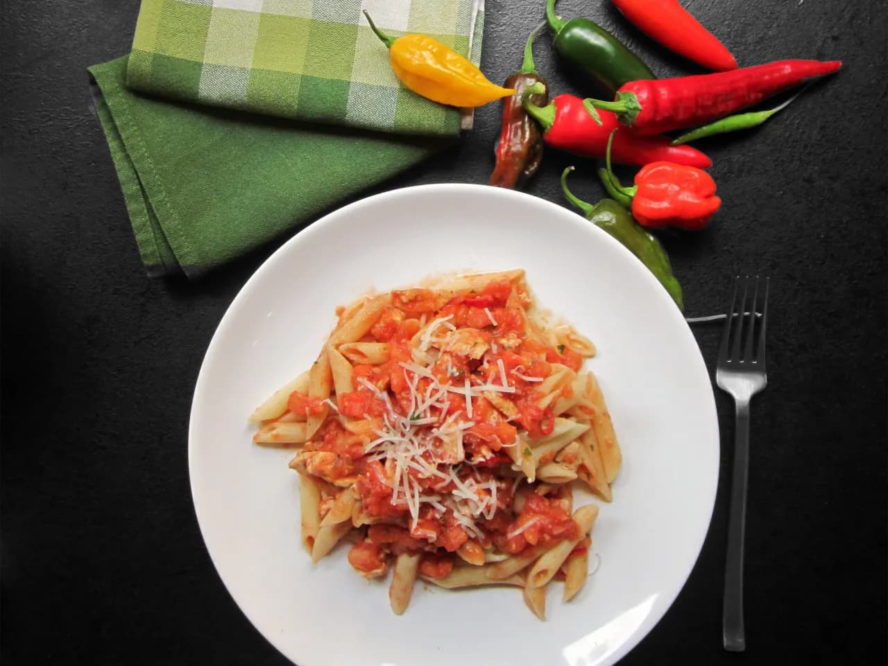 Penne arrabiata z kurczakiem – idealny przepis na pikantne danie