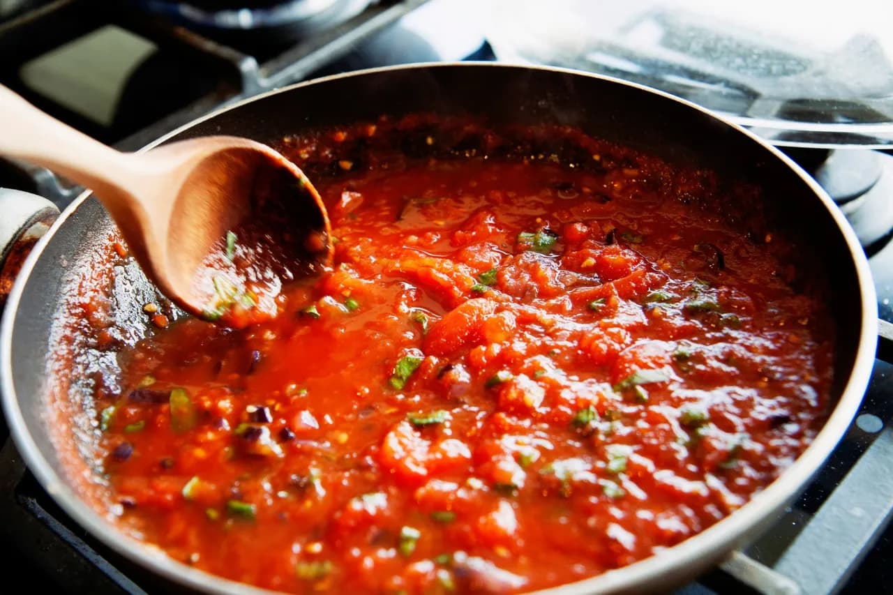 Jak przygotować domowy sos do spaghetti do słoików na zimę
