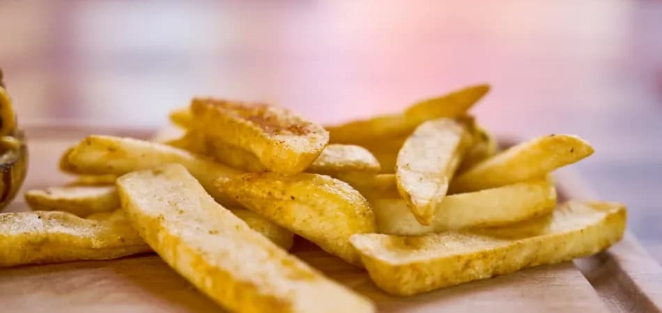 Jak idealnie przygotować frytki w piekarniku - proste triki i czas pieczenia